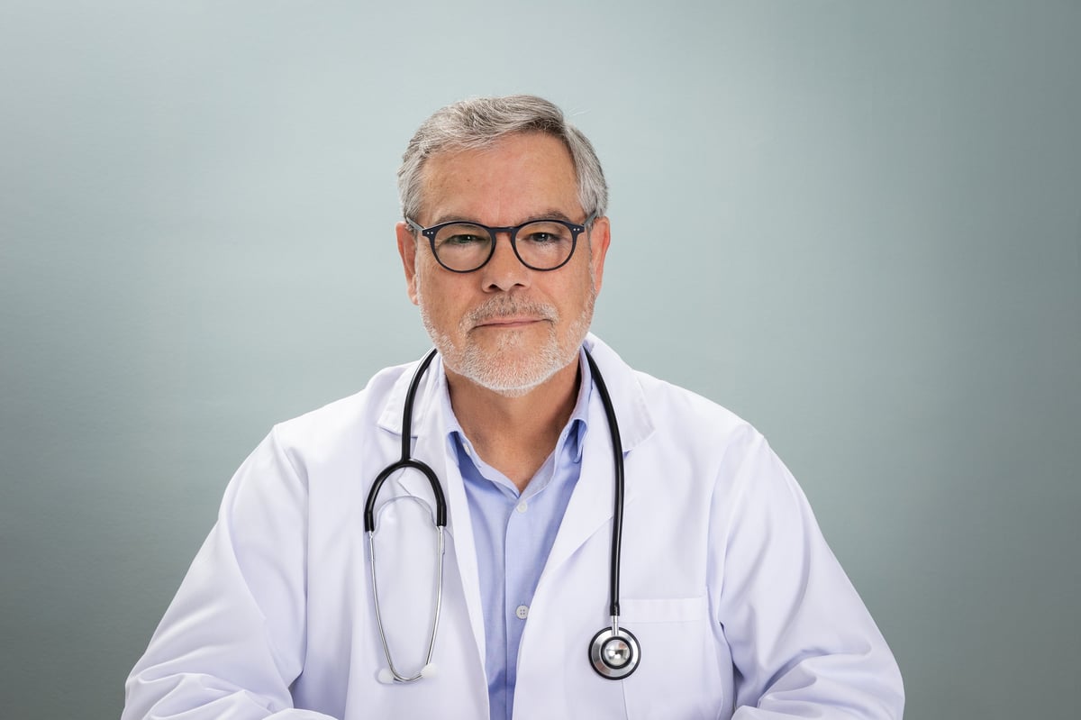 Dr. Ulises Sánchez en consulta