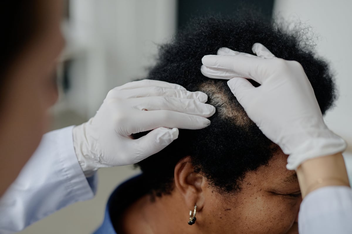 Profesional de la salud realizando revisión médica preventiva en entorno clínico