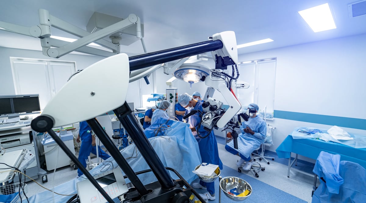 Quirófano con equipo de cirugía robótica de última generación en entorno hospitalario