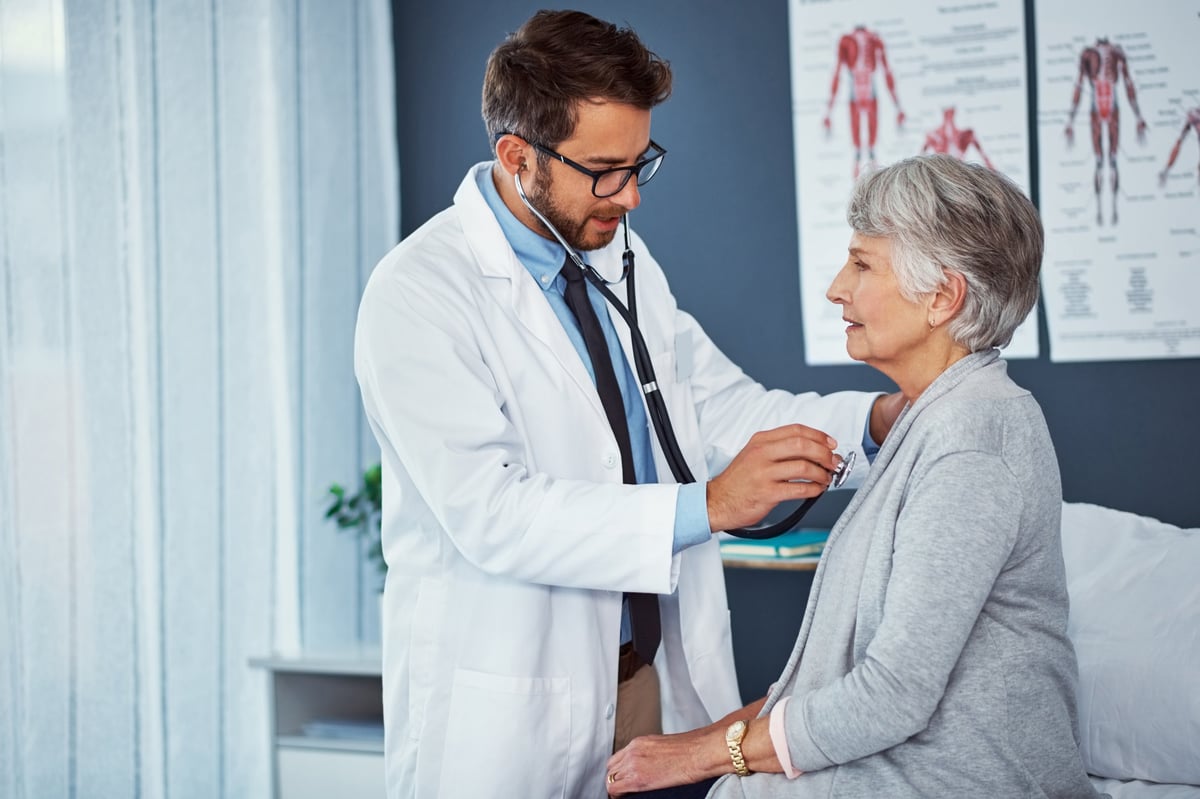 Médico especialista en consulta con paciente en clínica profesional